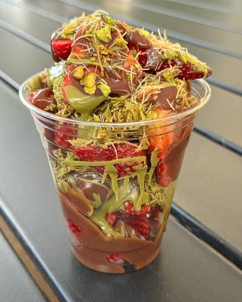 Viral Dubai chocolate strawberry cups